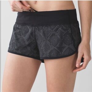 Women’s LULULEMON SPEED SHORT RAVISH REPTILE SILVER BLACK SZ 6 2.5” Inseam